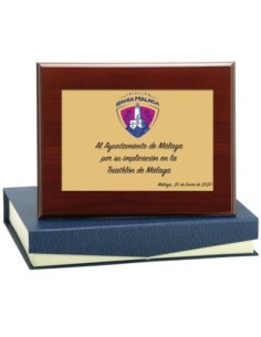 PLACA, MADERA Y ESTUCHE 11 X 7 CM ORO